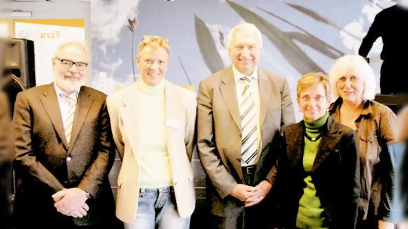 Freuten sich über die Eröffnung des Viva Clara-Cafés in Unterhaching (v. l.) ­Alexander Eberth, Margot Kainz, stellvert. Geschäftsführer der ARGE München, Jakob Gau, Friederike Steinberger und Anneliese Durst.  (Foto: Gauß)