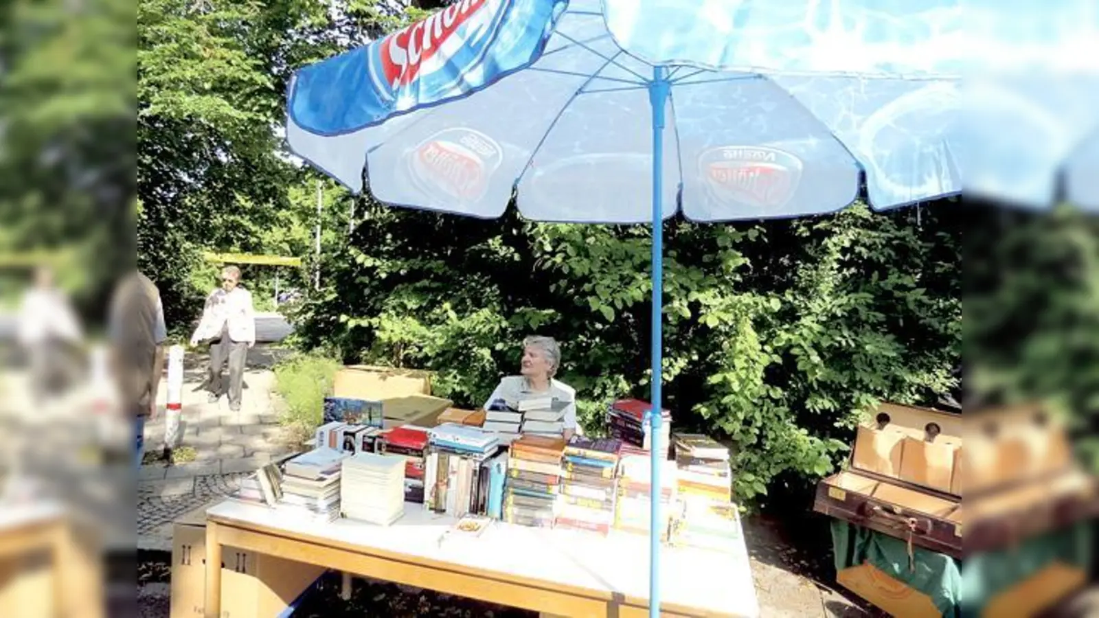 Die AWO-Vorsitzende Walburga Steffan betreute den Büchertisch.	 (Foto: VA)