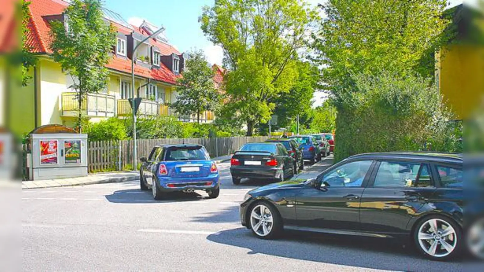 Der BA fordert für die Waldrebenstraße, kurz vor der Kreuzung mit der Lerchenauer Straße, ein absolutes Halteverbot.  	 (Foto: ws)