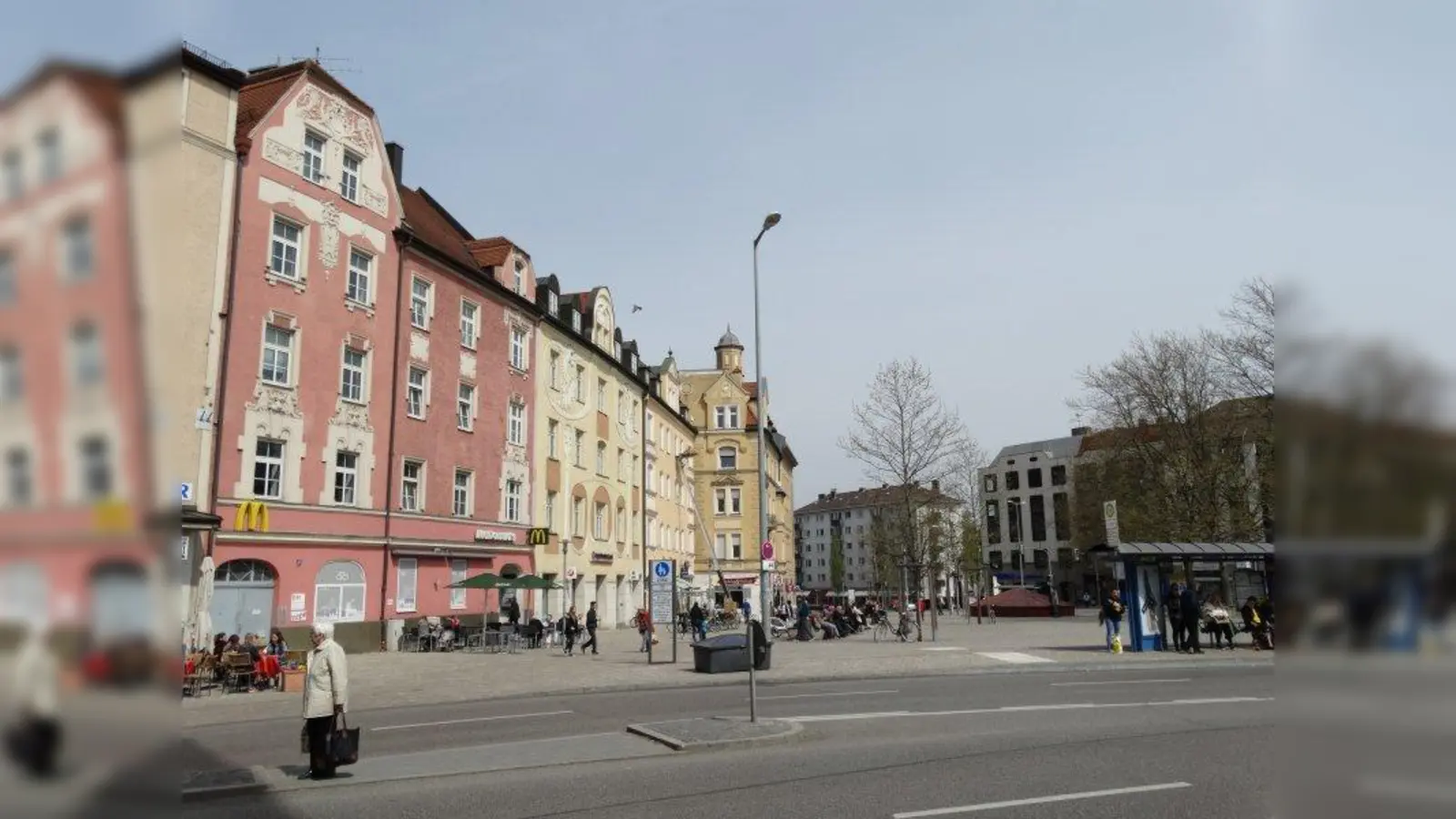 Der Harras wurde von 2010 bis 2013 für über 7 Mio. Euro umgestaltet. Seither ist er keine Verkehrsinsel mehr, sondern ein richtiger Platz, auf dem der Bezirksausschuss zweimal im Jahr zu Festen einlädt. (Foto: job)