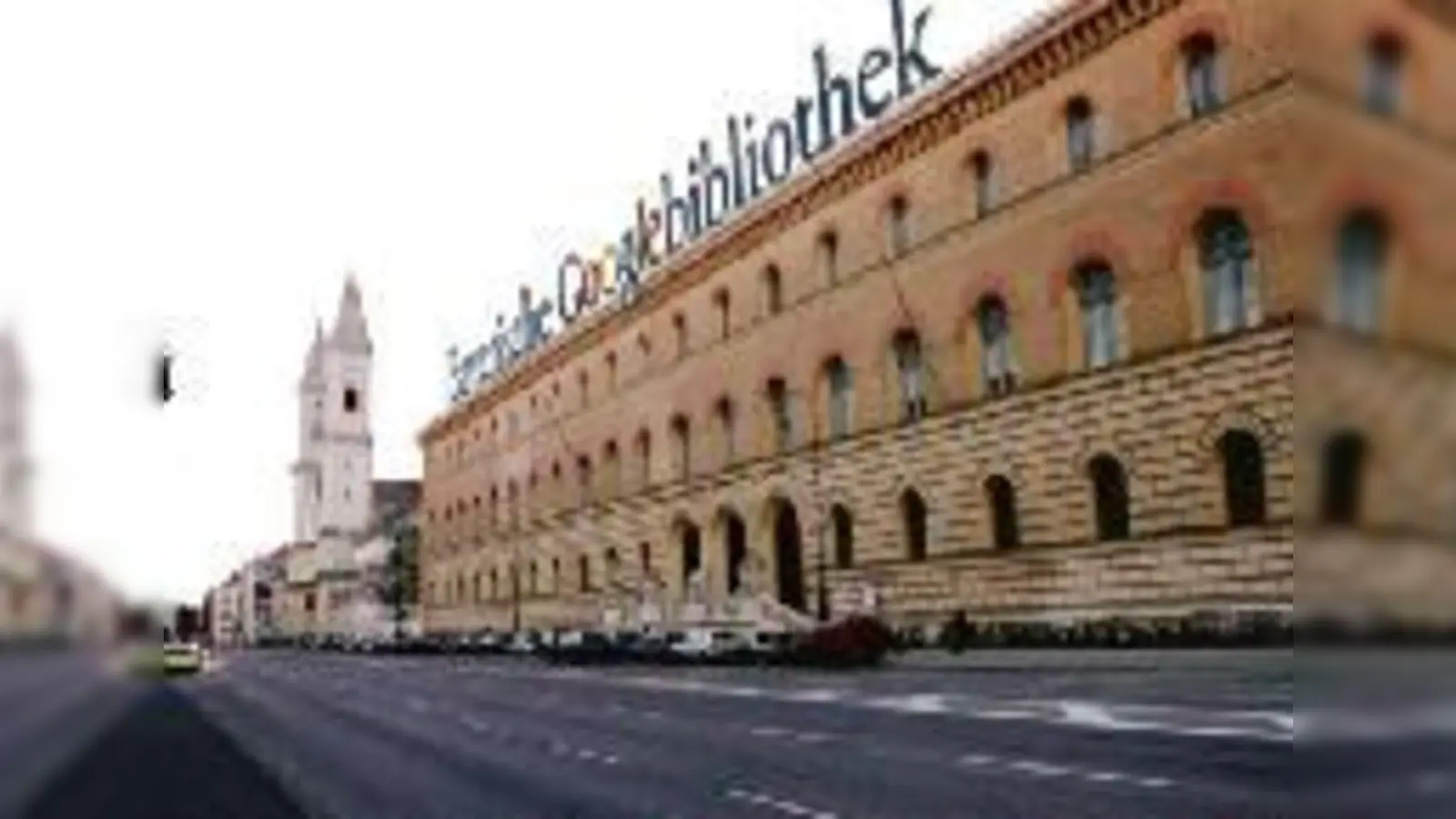 Eine Million Bücher aus der Bayerischen Staatsbibliothek will der Internet-Gigant Google online anbieten  Kritiker sind entsetzt. Foto: Gecko Wagner,  (Montage: Clash)