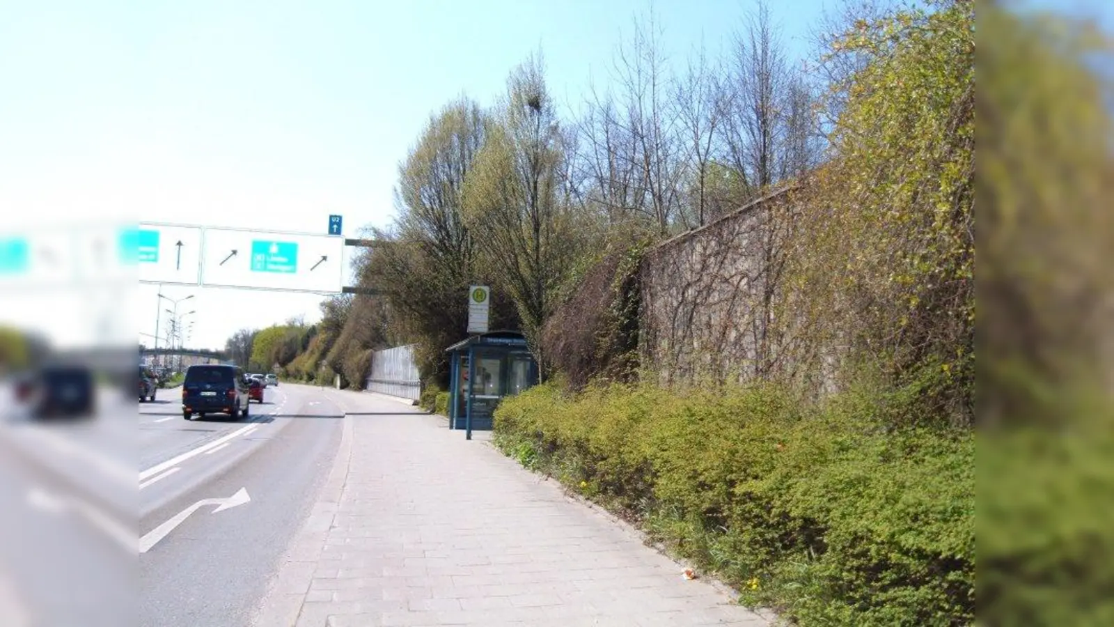 Die Ohren der Anwohner in der Breitachstraße vor dem Verkehrslärm des Mittleren Rings schont diese Lärmschutzwand. Ähnlich könnte eine Installation am Wall neben dem Rubihornweg aussehen. (Foto: AH)