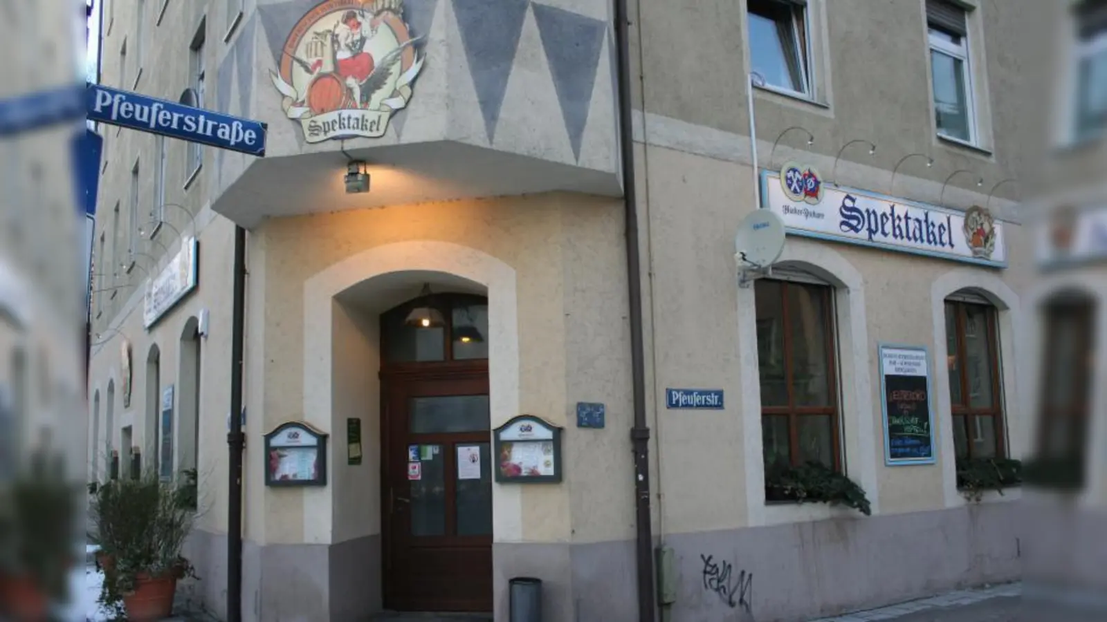 Der Name ist Programm: Im „Spektakel” kracht es jeden Abend drei Mal. (Foto: WS)