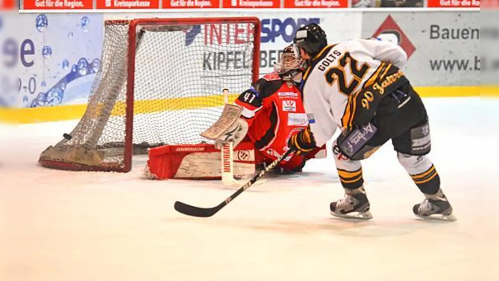 Torhüter Martin Morczinietz, der seit Wochen starker Rückhalt der Klosterseer ist, und Sascha Golts vom EV Füssen.	 (Foto: smg/Nicky Alexander)