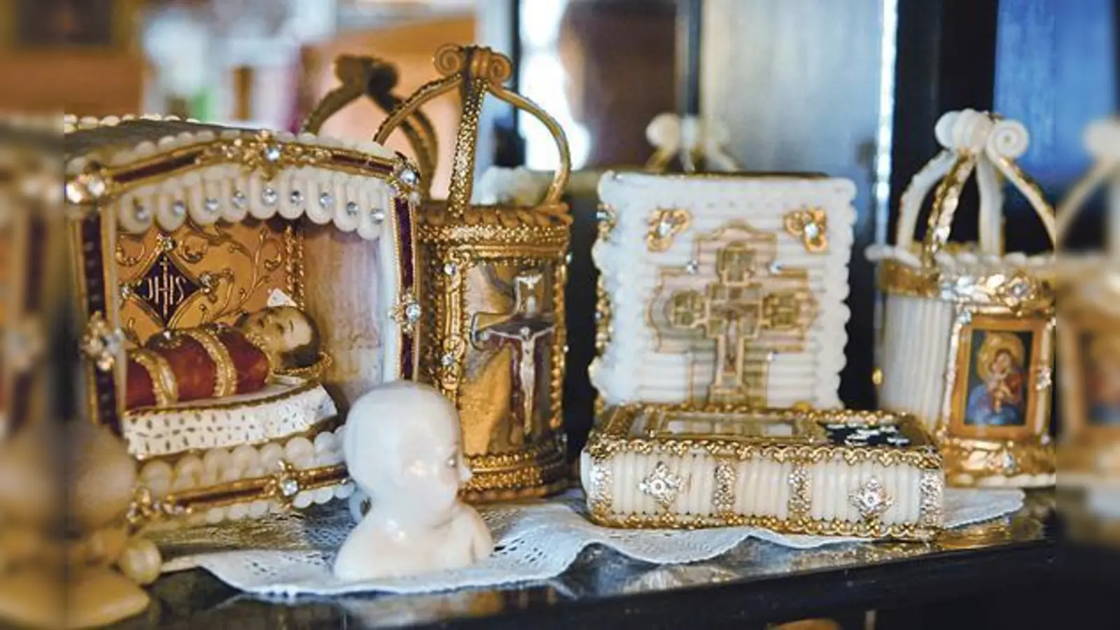 Beim Lichtmessmarkt in Holzkirchen kann man den Künstlern bei der Arbeit über die Schulter schauen.	 (Foto: VA)