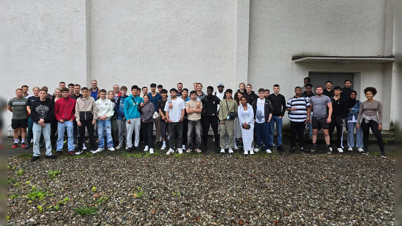 Der Austausch der Berufsschüler mit Bereitschaftspolizisten kam bei allen Beteiligten sehr gut an. (Foto: Berufsschule Dachau)