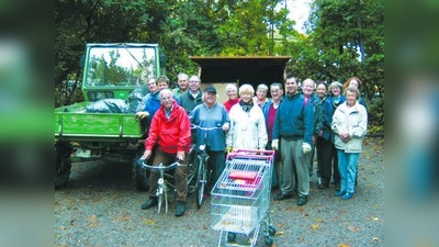 20 Helferinnen und Helfer waren dem Aufruf des Vereins der Freunde Schloss Blutenburg zum „Ramadama“ gefolgt und sorgten rund um Schloss Blutenburg für Sauberkeit.