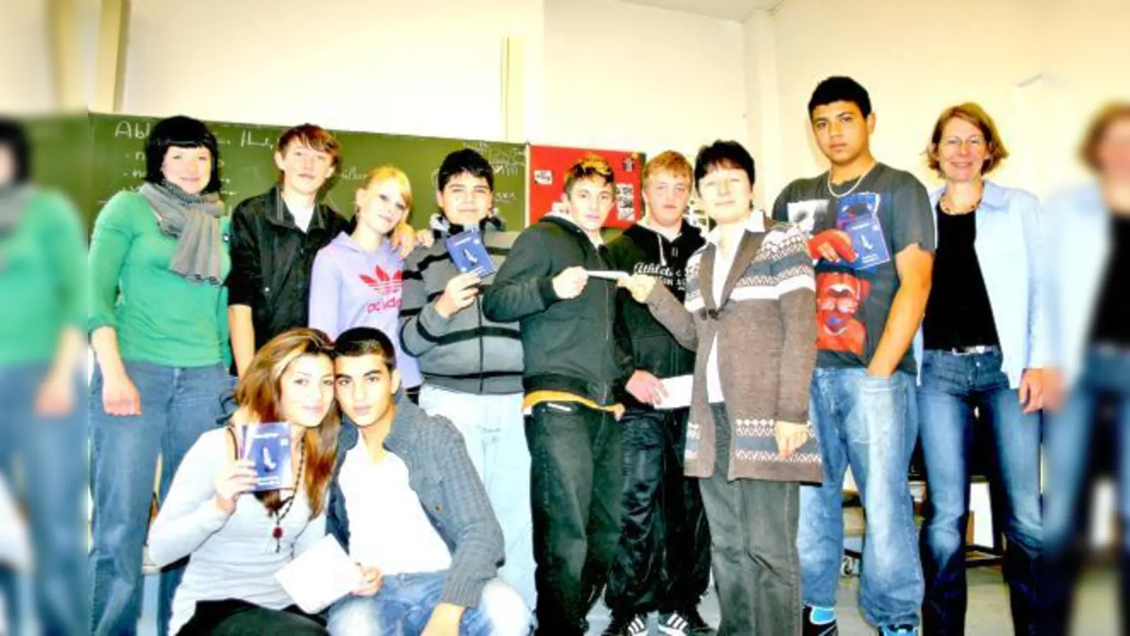 Feiern das gelungene Handyprojekt: Schulleiterin Petra Riedel-Perezonius (Mitte),  Wibke Olsen (li.), Vera Stöcker und die Hauptakteure, die Schüler.	 (Foto: Hettich)