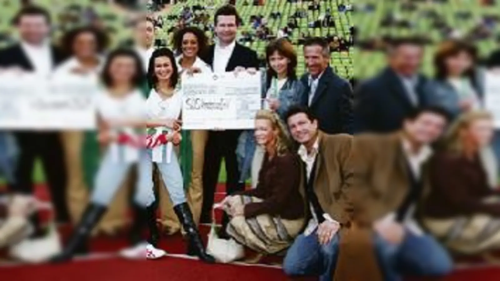 Stolz überreicht Dr. Erhard Scherz (dritter von rechts) den 10.000-Euro-Scheck an die prominenten  (SOS-Kinderdorf-Botschafter.Fotos: gf)