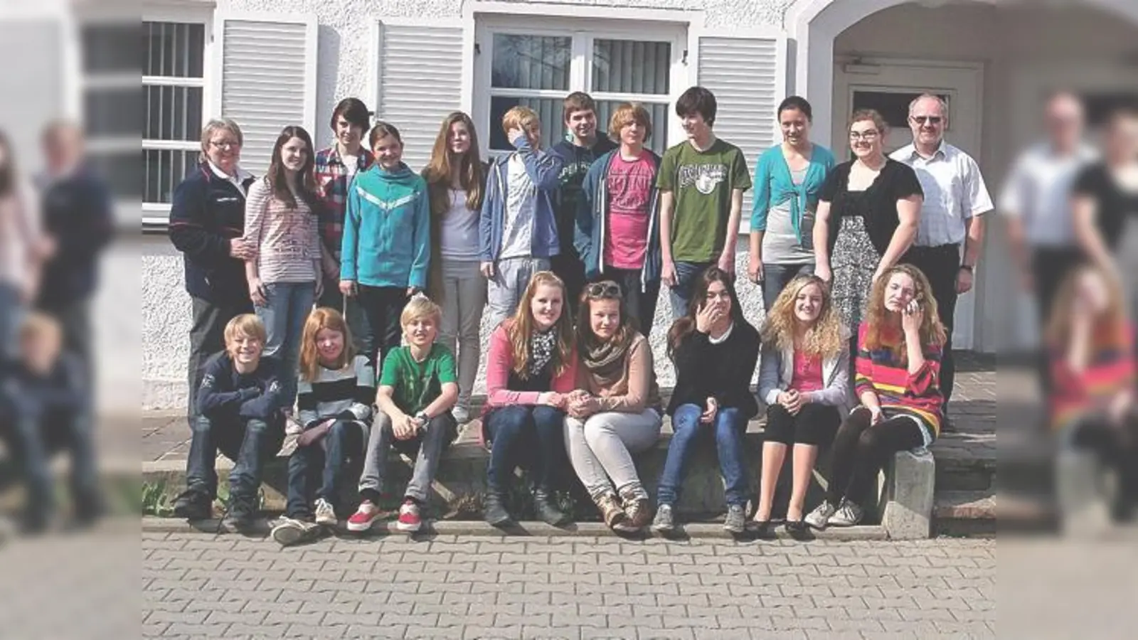 Hinter die Kulissen der Malteser blicken durften die Firmlinge der Pfarrei Maria Dorfen mit den Firmhelfern Christine Maier (1.v.li.) und Thorsten Berner (1.v.re.). 	 (Foto: Malteser)