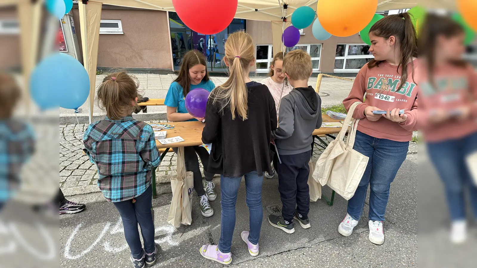 Bunte Luftballons, Infos und etwas Technik: Der Digiclub war diesmal beim Marktsonntag vertreten. (Foto: DigiClub)