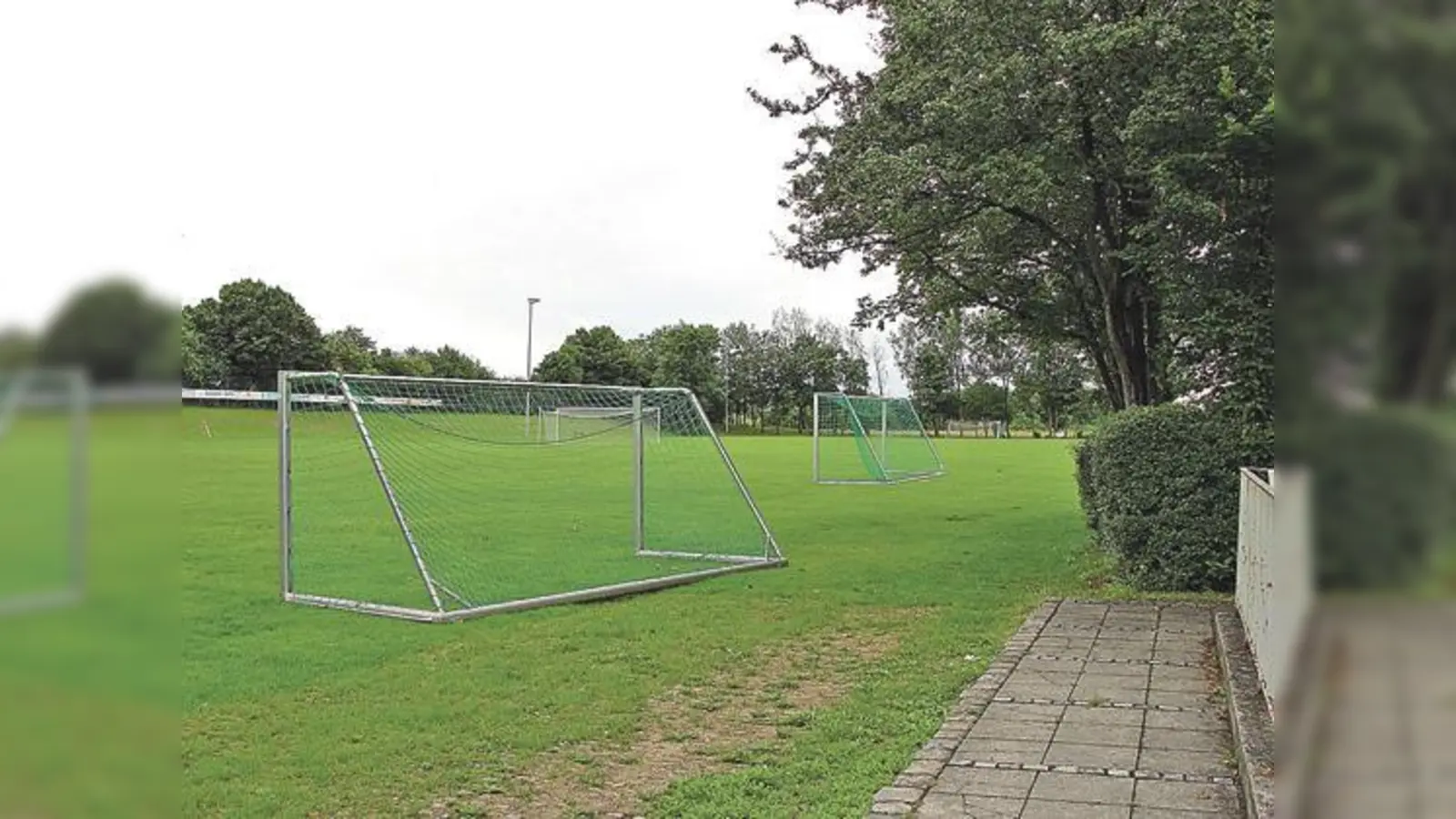 Auf dem Gelände des TSV Feldkirchen an der  Olympiastraße soll so schnell wie möglich eine  einfache Rasenspielfläche angelegt werden. 	 (Foto: cs)