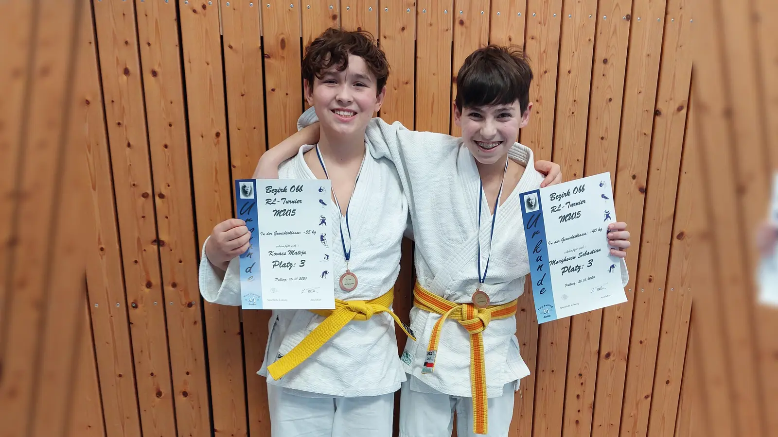 Matija und Sebastian freuen sich über ihre erste Medaille. (Foto: Judoteam Grafing)