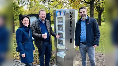 Freuen sich über den neuen Grablichtautomaten am Gräfelfinger Friedhof (von links): Petra Hierl-Schmitz (Sozial- und Ordnungsamtsleiterin), Bürgermeister Peter Köstler und Armin Steckenbauer (Werkstattleiter des Monsignore-Bleyer-Hauses).  (Foto: Birgit Doll)