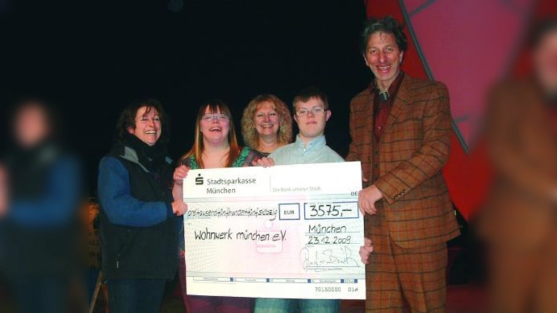 Übergabe des Spendenschecks: v.l. Stephanie Weigel (Tollwood), Desiree Manthe, Monika Kargl, Stephan Duve und Rufus Beck. (Foto: bb)