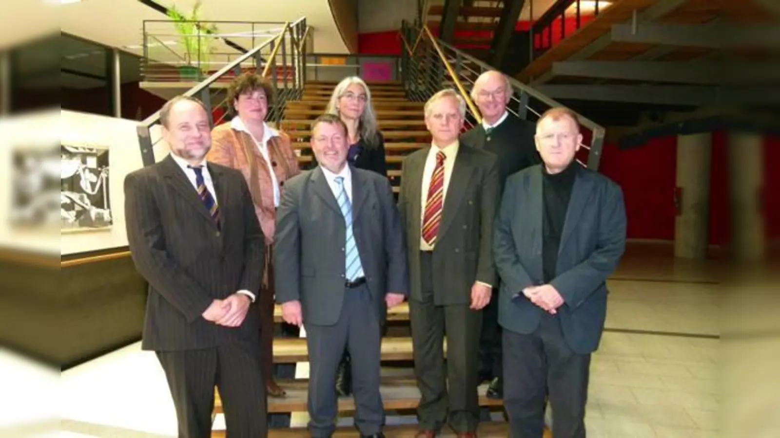 Der neu gewählte Vorstand (v. l.): Harald Renz (1. Vorstand), Stephanie Pflügler (3. Bürgermeisterin Neufahrn), Burkhard Lehmitz, Claudia Gaus, Schulleiter Franz Vogl, Norbert Nieß, Michael Frank.	 (Foto: bb)