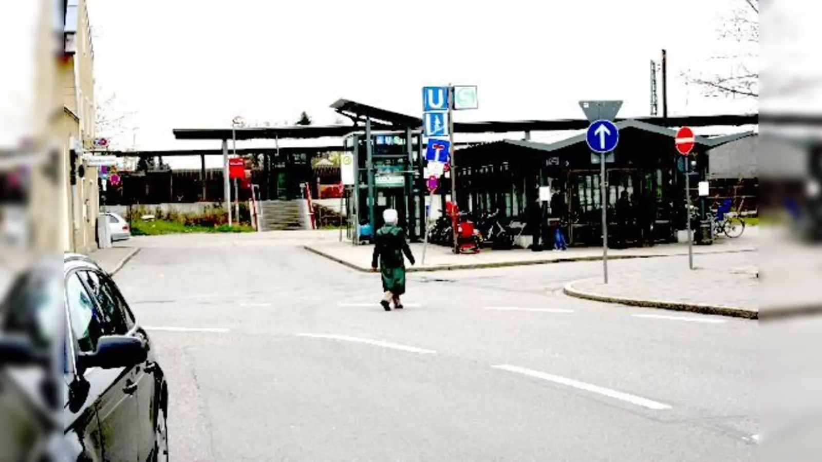 Obwohl viele Fußgänger hier die Straße überqueren, wird es wohl keinen Zebrastreifen geben.	 (Foto: ws)
