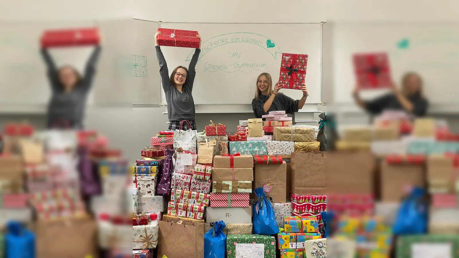 Ein richtiger Berg an Geschenken ist es geworden: Die Schülerinnen des Gisela-Gymnasiums haben über 120 Packerl für die „Tafel” gepackt.  (Foto: Gisela-Gymnasium München)