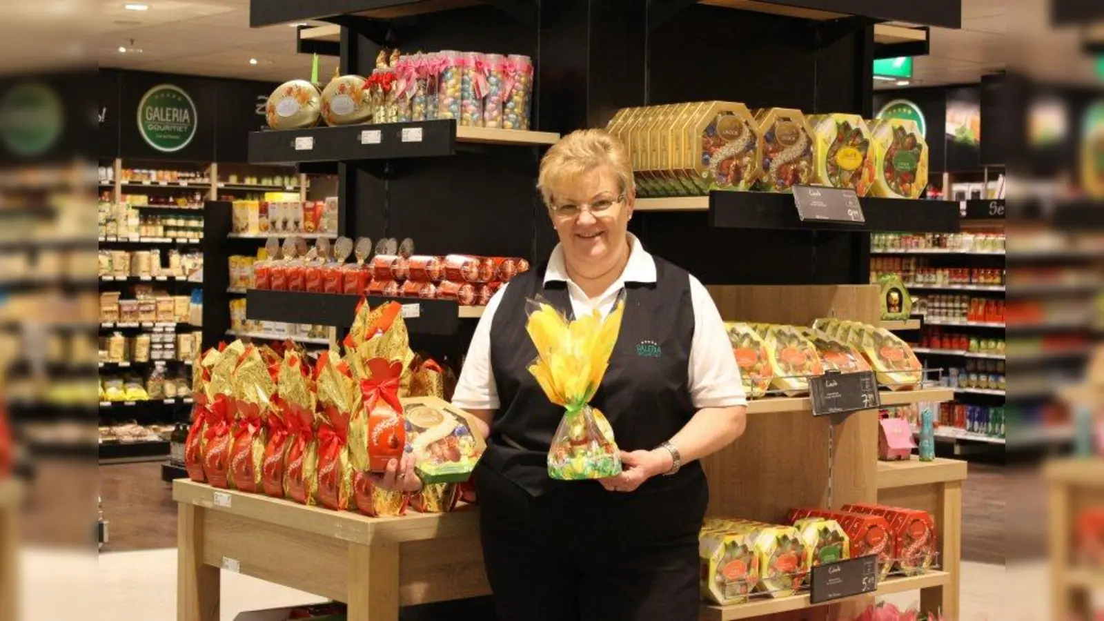 Kaufhof-Mitarbeiterin Elfriede Ames präsentiert Klassiker von Lindt zum Osterfest. (Foto: sb)
