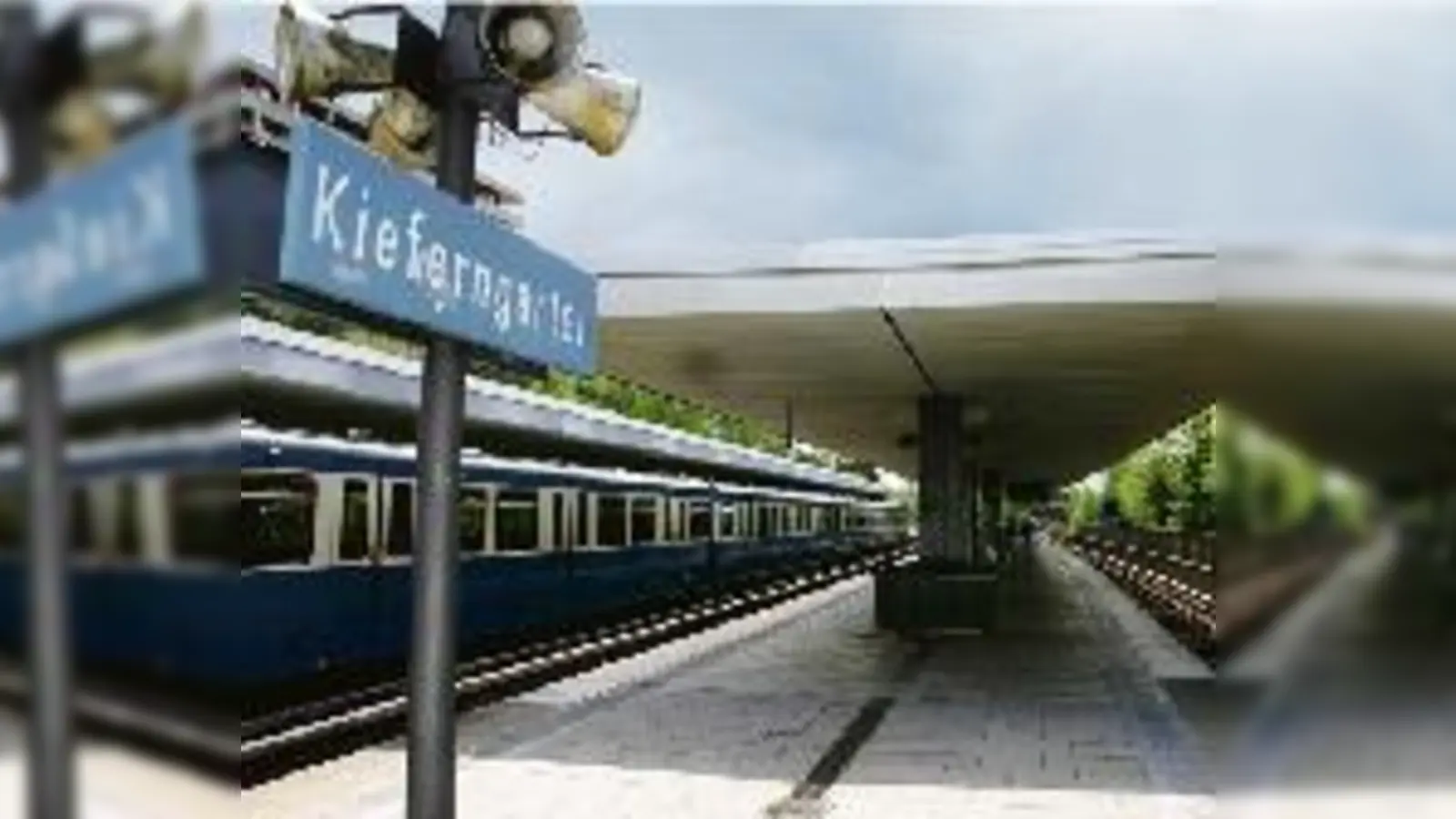 Leckt es noch oder ist es schon dicht? Bei der Renovierung des Bahnsteigdaches der U-Bahnstation Kieferngarten scheiden sich die  (Geister.Foto: ks)