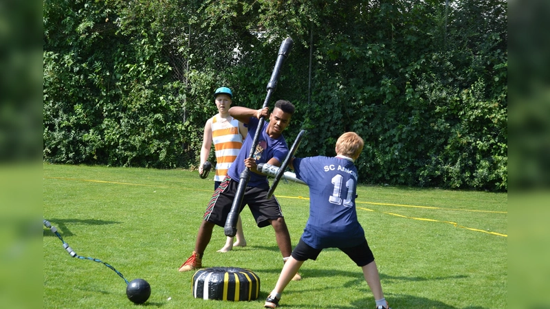 Ziel beim Jugger ist es, den sogenannten "Jugg" ins gegnerische Mal zu bringen. Gespielt wird dazu mit schaumstoffgepolsterten Pompfen. (Foto: Das Laimer/KJR)