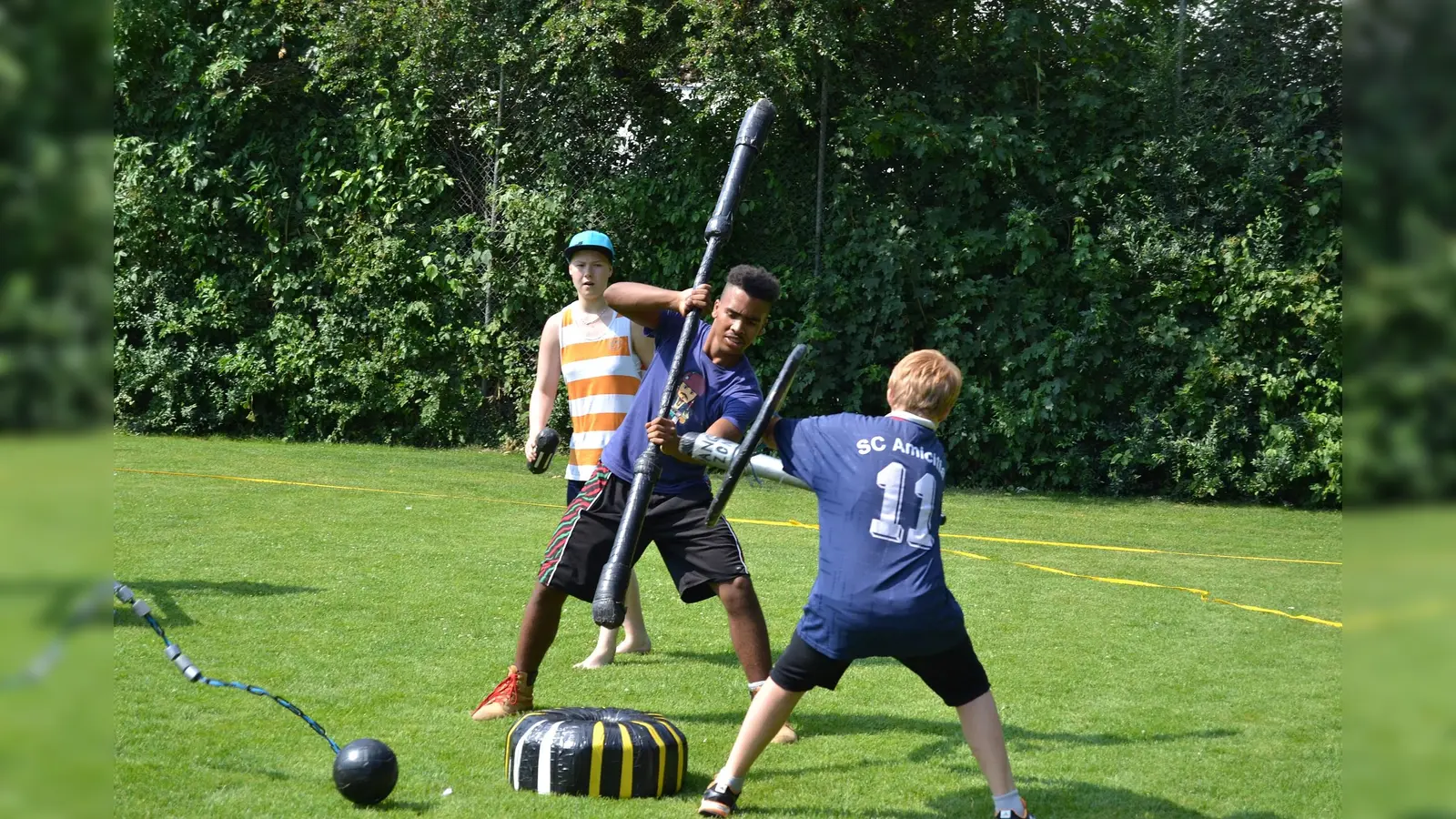 Ziel beim Jugger ist es, den sogenannten "Jugg" ins gegnerische Mal zu bringen. Gespielt wird dazu mit schaumstoffgepolsterten Pompfen. (Foto: Das Laimer/KJR)