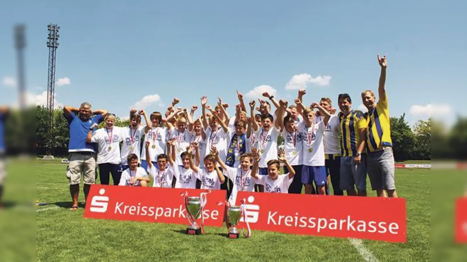 Die E- und D-Junioren vom TSV Poing konnten beim Jugendfußballpokal gar einen Doppelsieg feiern.	 (Foto: Kreissparkasse)