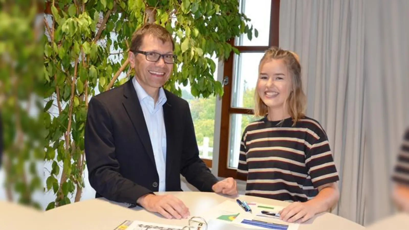 Hauptamtsleiter Wolfgang Walter mit der neuen Auszubildenden Alina Kamp. Die 17-Jährige  begann im September ihre Ausbildung zur Verwaltungsfachangestellten. Erste Station ist das Hauptamt. In ihrer Freizeit zeichnet und reitet sie gerne.	 (Foto: MO)