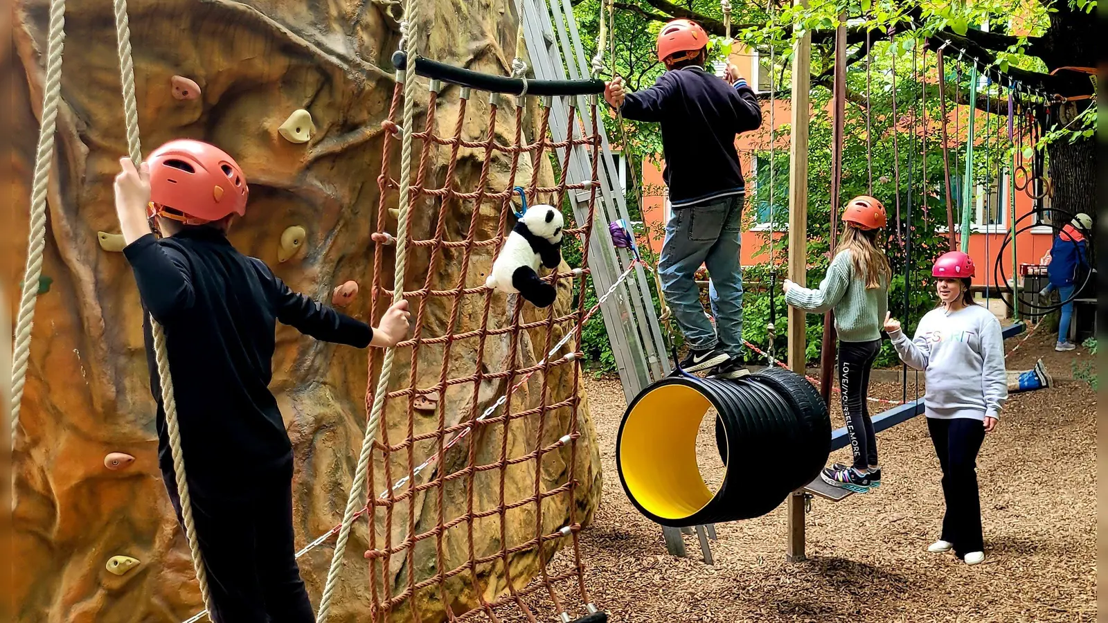 Der „Panda-Parcours” am Kindertreff AKKU lädt bis 8. Oktober zum Klettern und Balancieren ein - kostenlos und ohne Anmeldung. (Foto: Heiko Neumann - KJR)