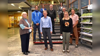 Beraten das Landratsamt Fürstenbelfbruck in Zukunft wissenschaftlich und fachlich (von vorne links): Eugenie Scherb, Hans Jürgen Gulder, Katharina Platzdasch, Simon Weigl (zweite Reihe links außen) sowie Prof. Dr. Burmeister (Mitte) und Robert Reichlmayr (zweite Reihe ganz rechts) sind die neuen Mitglieder des Naturschutzbeirats. Begrüßt wurden sie von Martina Drechsler (stellvertretende Landrätin, hinten links) und Sabine Dösing (Abteilungsleiterin Bau, Wohnen, Umwelt und Kreisentwicklung im Landratsamt, hinten rechts). Reinhardt Kaufmann (zweite Reihe, zweiter von rechts) wurde nach 36 Jahren Mitgliedschaft verabschiedet. (Foto: Landratsamt Fürstenfeldbruck)