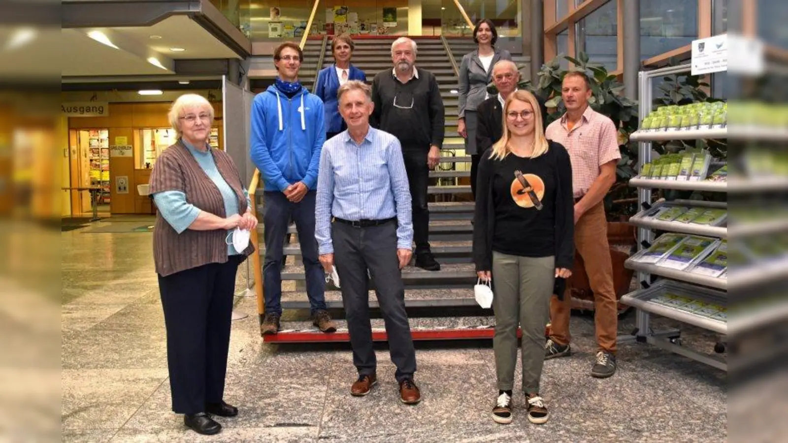 Beraten das Landratsamt Fürstenbelfbruck in Zukunft wissenschaftlich und fachlich (von vorne links): Eugenie Scherb, Hans Jürgen Gulder, Katharina Platzdasch, Simon Weigl (zweite Reihe links außen) sowie Prof. Dr. Burmeister (Mitte) und Robert Reichlmayr (zweite Reihe ganz rechts) sind die neuen Mitglieder des Naturschutzbeirats. Begrüßt wurden sie von Martina Drechsler (stellvertretende Landrätin, hinten links) und Sabine Dösing (Abteilungsleiterin Bau, Wohnen, Umwelt und Kreisentwicklung im Landratsamt, hinten rechts). Reinhardt Kaufmann (zweite Reihe, zweiter von rechts) wurde nach 36 Jahren Mitgliedschaft verabschiedet. (Foto: Landratsamt Fürstenfeldbruck)