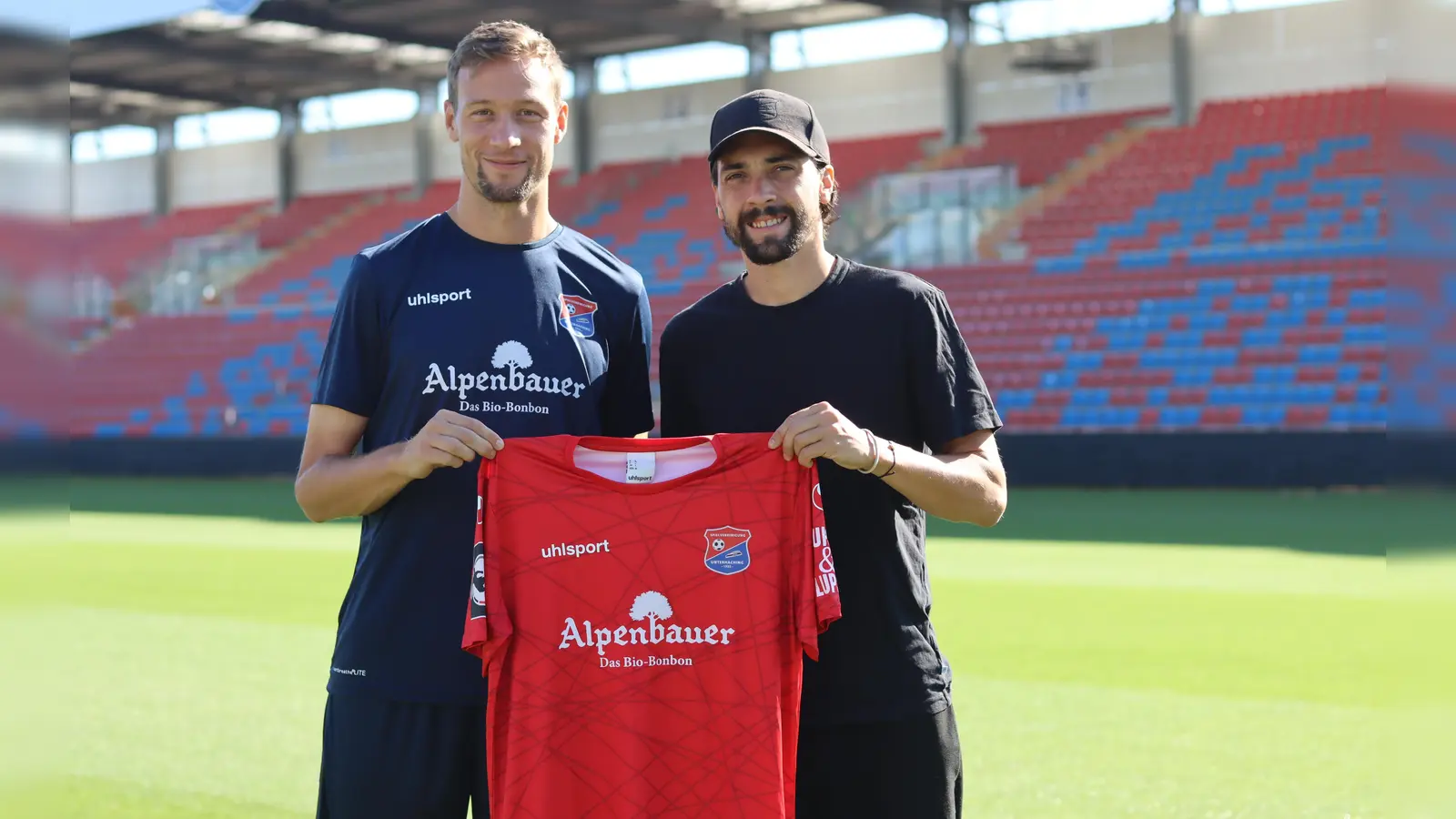 Neuzugang Tim Knipping (links) mit dem Sportdirektor der SpVgg Unterhaching, Markus Schwabl.  (Foto: Verein)