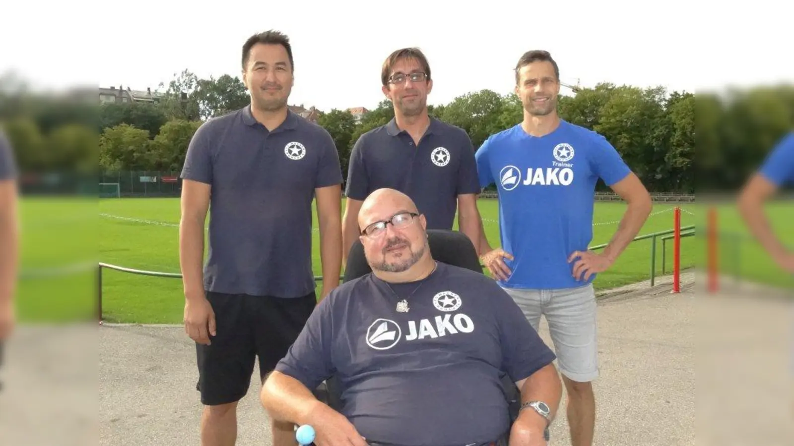 Gholam Abdol, Binser Aygün, Christan Fix (von links) und Rudolf Dantinger (vorne) engagieren sich ehrenamtlich beim FC Wacker München. (Foto: tab)