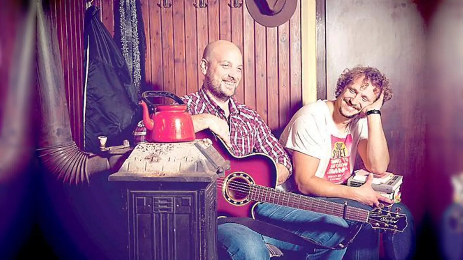 Stephan Zinner und Marcus Rosenmüller laden ins Gasthaus Inselkammer ein. 	 (Foto: VA)