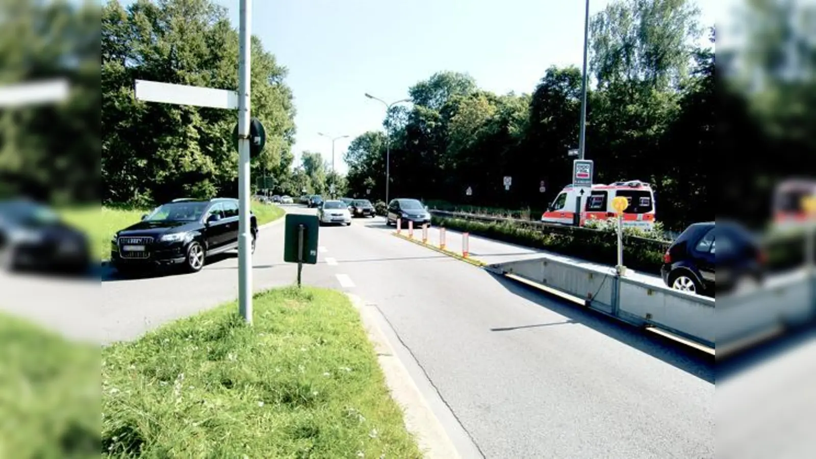 Vor dem Fahrbahnteiler sind nun fünf weiße, orange umrandete Warnbalken und auf der Schwelle eine kleine Warnleuchte installiert.	 (Foto: ikb)