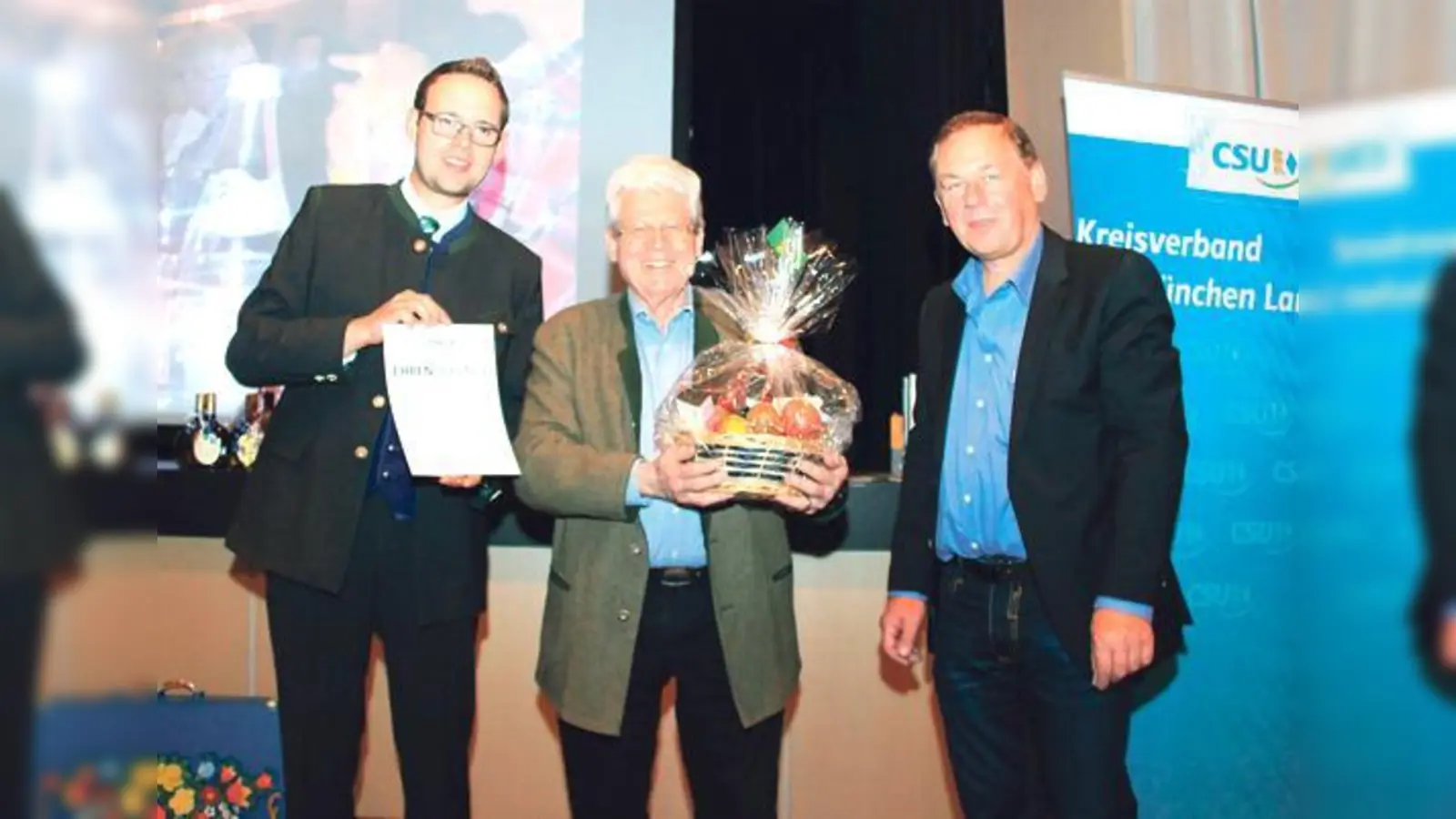 Die CSU Taufkirchen nutzte ihren runden Geburtstag um verdiente Mitglieder wie Franz Leicher (Bildmitte) für ihre Treue zu ehren. 	 (Fotos: VA)