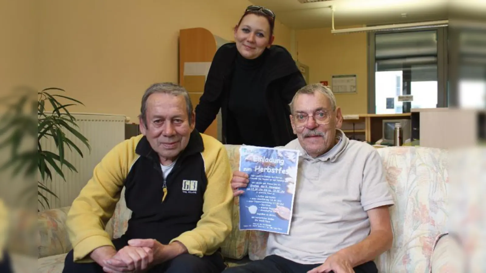 Mit dem traditionellen Herbstfest feiert das Verdi-Haus sein achtes Jubiläum. Gerhard Esser (r.) wohnt genau seit Beginn, dem 8. November 2004, hier und ist der dienstälteste Bewohner. Hauswirtschaftsleiterin Andrea Wagner und Bewohner Hellmuth Rößler feiern heuer ihr Fünfjähriges. (Foto: US)