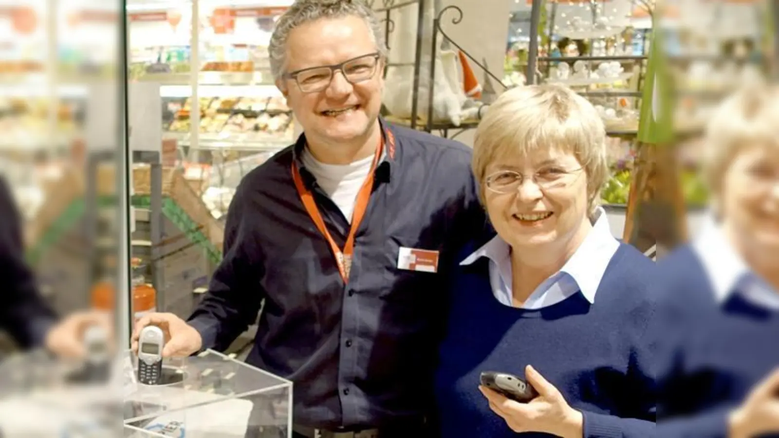 Frau Doris Müller vom Förderverein bei der Übergabe der Sammelboxen an Martin Gruber. 	 (Foto: rewe)