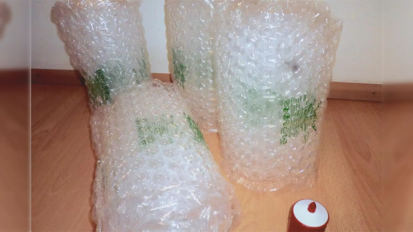 Zur bestellten Kaffeemaschine gab es dieses wenig ökologische Füllmaterial dazu. Die Empfängerin hat sich darüber ziemlich geärgert. (Foto: privat)