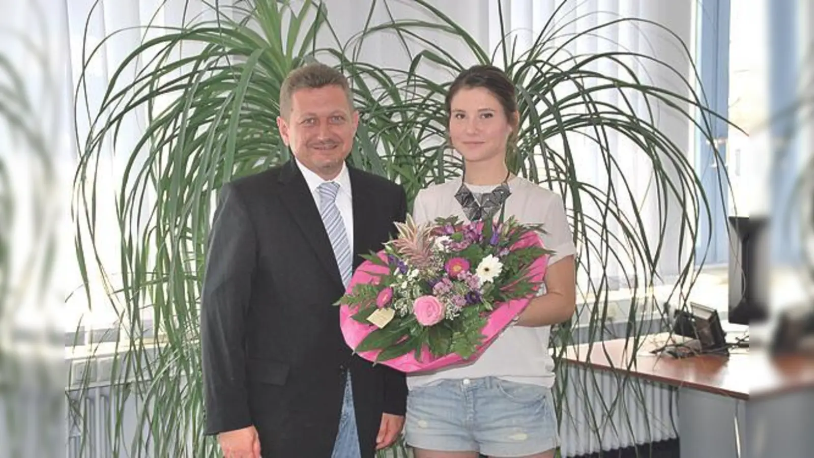 Bürgermeister Klaus Korneder gratuliert Katharina Elblein zu ihrem Einser-Abschluss.	 (Foto: privat)