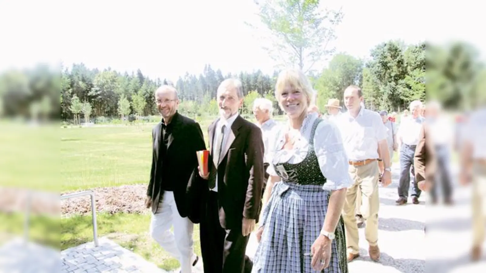 Landschaftsplaner Kowollik, Pfarrer Heinrich und  Bürgermeisterin Ursula Mayer auf dem Weg zur Friedhofseinweihung   (Foto: Privat)