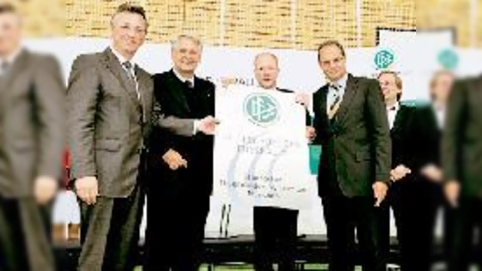 Feierten gemeinsam die Ernennung zur  (Foto: (v. l.) Staatsminister Siegfried Schneider, DFB-Vize-Präsident Hans-Dieter Drewitz, DFB-Sportdirektor Matthias Sammer, Schulleiter  des Theodolinden-Gymnasiums Gerhard Becker und DFB-Vize-Präsident Dr. Rai)