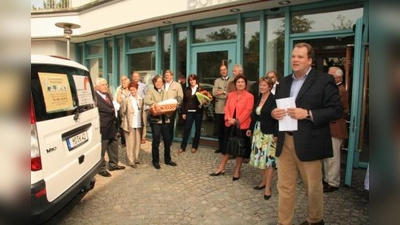 „Der WürmtalTisch hat die Nische gefunden, die vielen bedürftigen Würmtalern unendlich viel weiterhilft“, würdigte Christoph Göbel (re.) das ehrenamtliche Engagement. Neben ihm in der ersten Reihe (v.r.): Annemarie Detsch, Christine Borst, Renate Klostermeier, Petra Schaber, Karin Wolf und Rolf Matthes. (Foto: US)