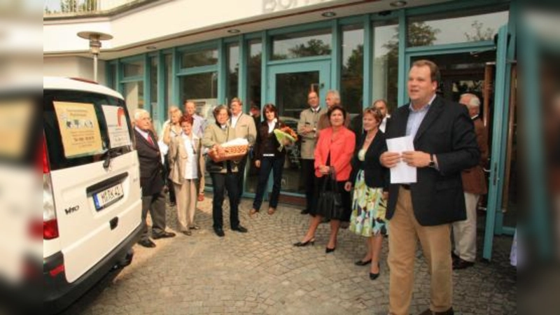 „Der WürmtalTisch hat die Nische gefunden, die vielen bedürftigen Würmtalern unendlich viel weiterhilft“, würdigte Christoph Göbel (re.) das ehrenamtliche Engagement. Neben ihm in der ersten Reihe (v.r.): Annemarie Detsch, Christine Borst, Renate Klostermeier, Petra Schaber, Karin Wolf und Rolf Matthes. (Foto: US)