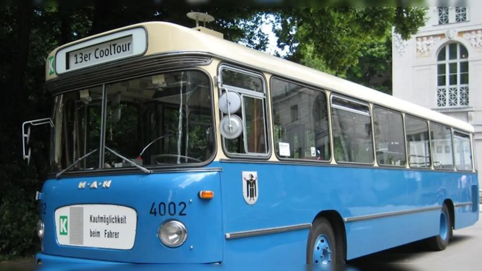 Im historischen Linienbus geht es auf zwei Routen durch den Bezirk Bogenhausen. Die Fahrten am Sonntag, 7. Mai, veranstaltet der Verein NordOstKultur. (Foto: NordOstKultur)