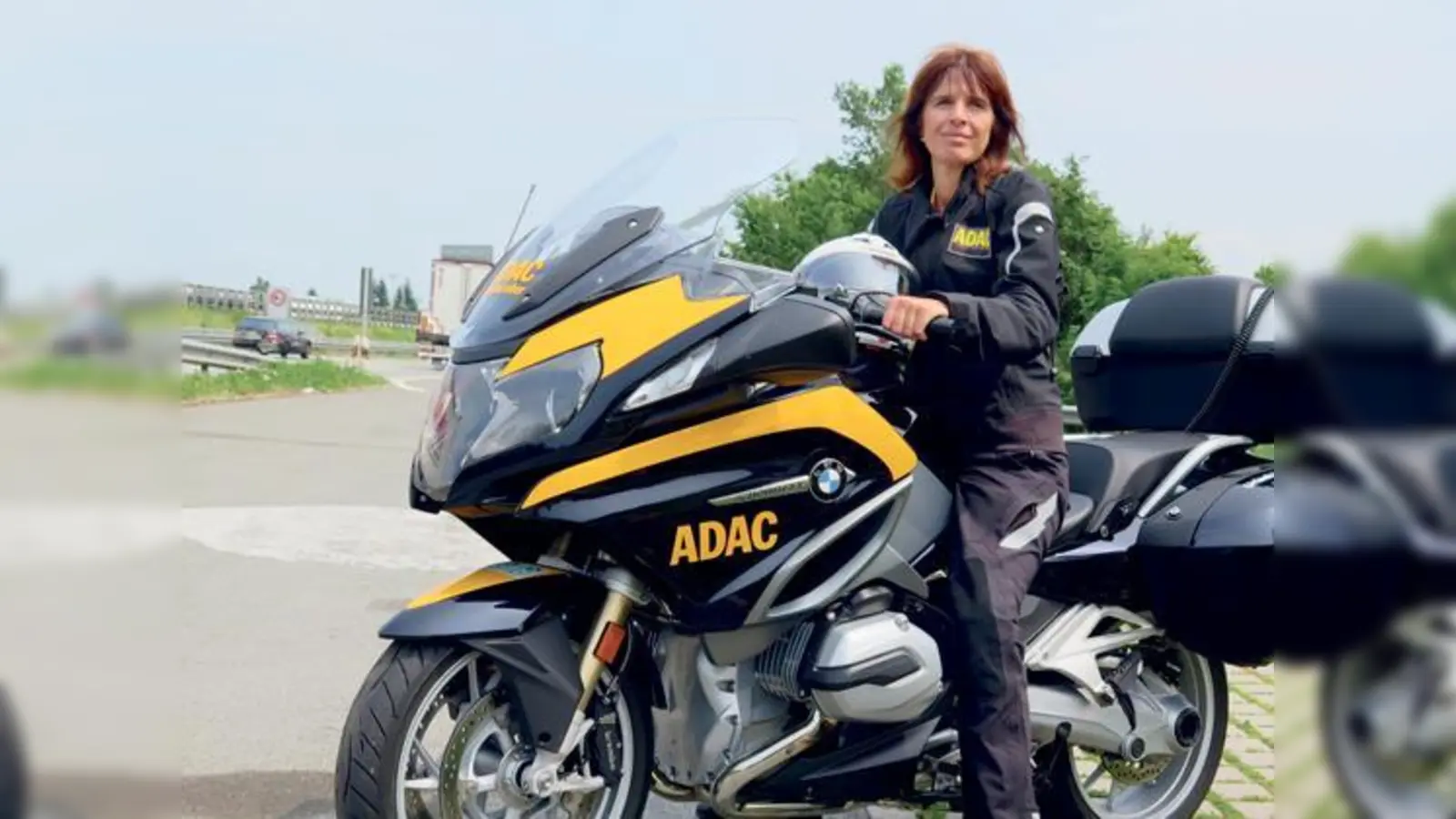 Tanja Langer hat immer alles im Blick: Sie ist die einzige Frau, die auf dem Motorrad als Stauberaterin im Einsatz ist.  	 (Foto: ADAC Südbayern e.V.)