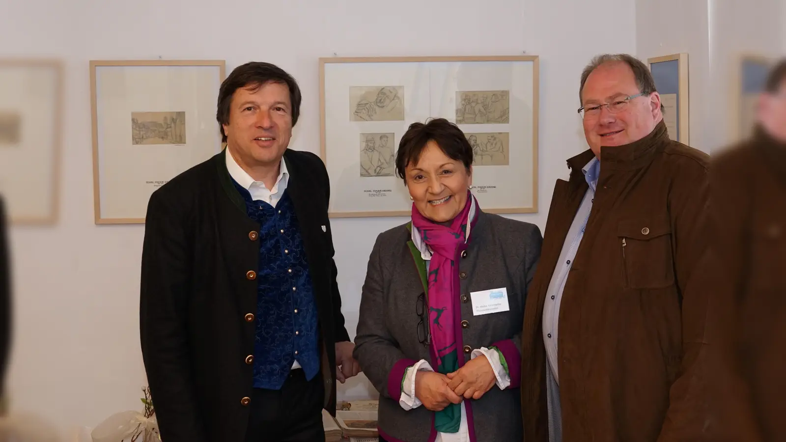 Museumsleiterin Dr. Heike Kronseder mit Besuchern der Ausstellung, dem Erdinger Oberbürgermeister Max Gotz (li.) und dem Großneffe des Kunstmalers Hiasl Maier, Andreas Mayr. (Foto: Museum)