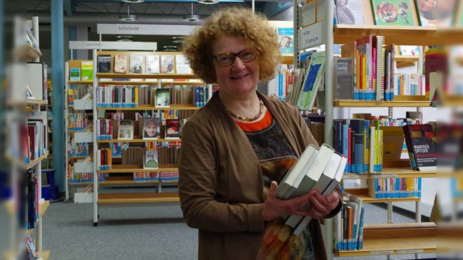 Lesen, stöbern und neue Geschichten entdecken. Von Abenteuergeschichten, Liebesromanen bis hin zu Ratgebern – die Stadtbibliothek bietet eine Fülle an Lesestoff. Eva Fetzer, Leiterin der Stadtbibliothek Laim liest derzeit einen spannenden München-Krimi von Veronika Rusch. (Foto: kö)