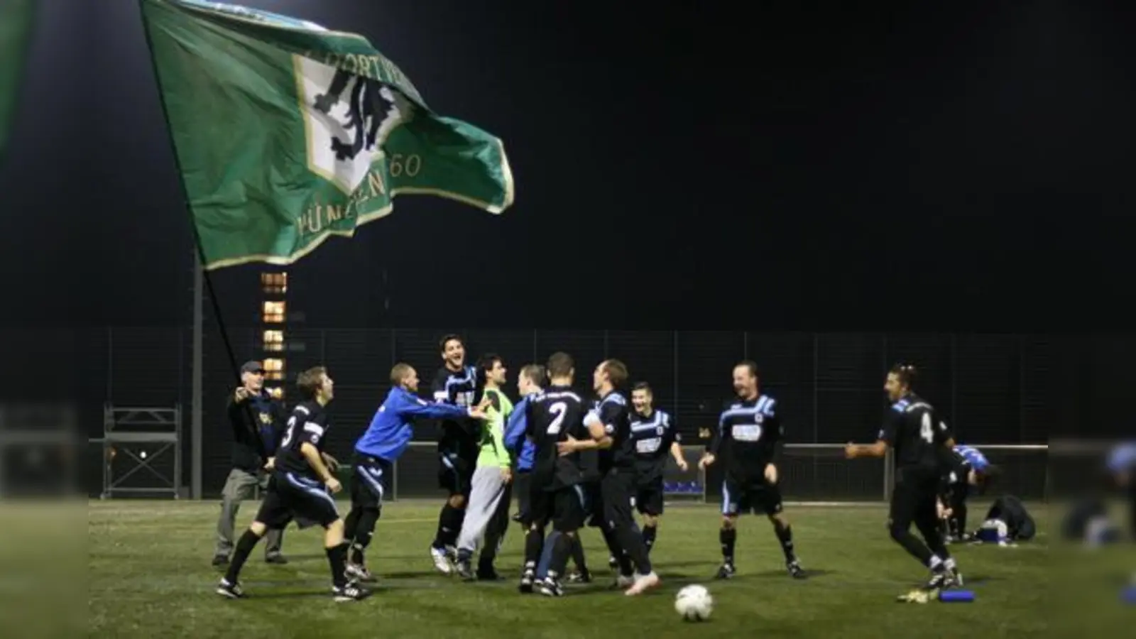 Durften mit ihren Anhängern jubeln: Die Amateur-Löwen von Trainer Achim Kobahn.  (Foto: A. Wild)