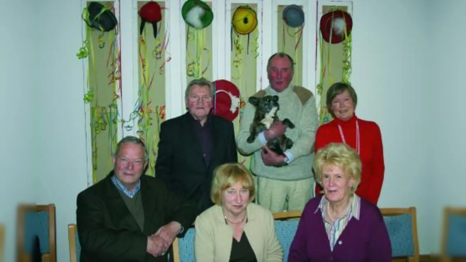 Die Kandidaten für die Seniorenvertretung in Allach-Untermenzing: Willi Eichhorn, Hans-Peter Fischer, Elke Kramer (stehend v.l.), Henning Clewing, Sigrid Schneider-Grube, Karin Reimann (sitzend v.l.). (Foto: ck)